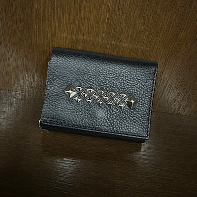 ySTUDS LEATHER MULTI WALLETz25SS002LE*121摜1