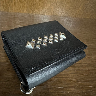 ySTUDS LEATHER MULTI WALLETz25SS002LE*121摜3